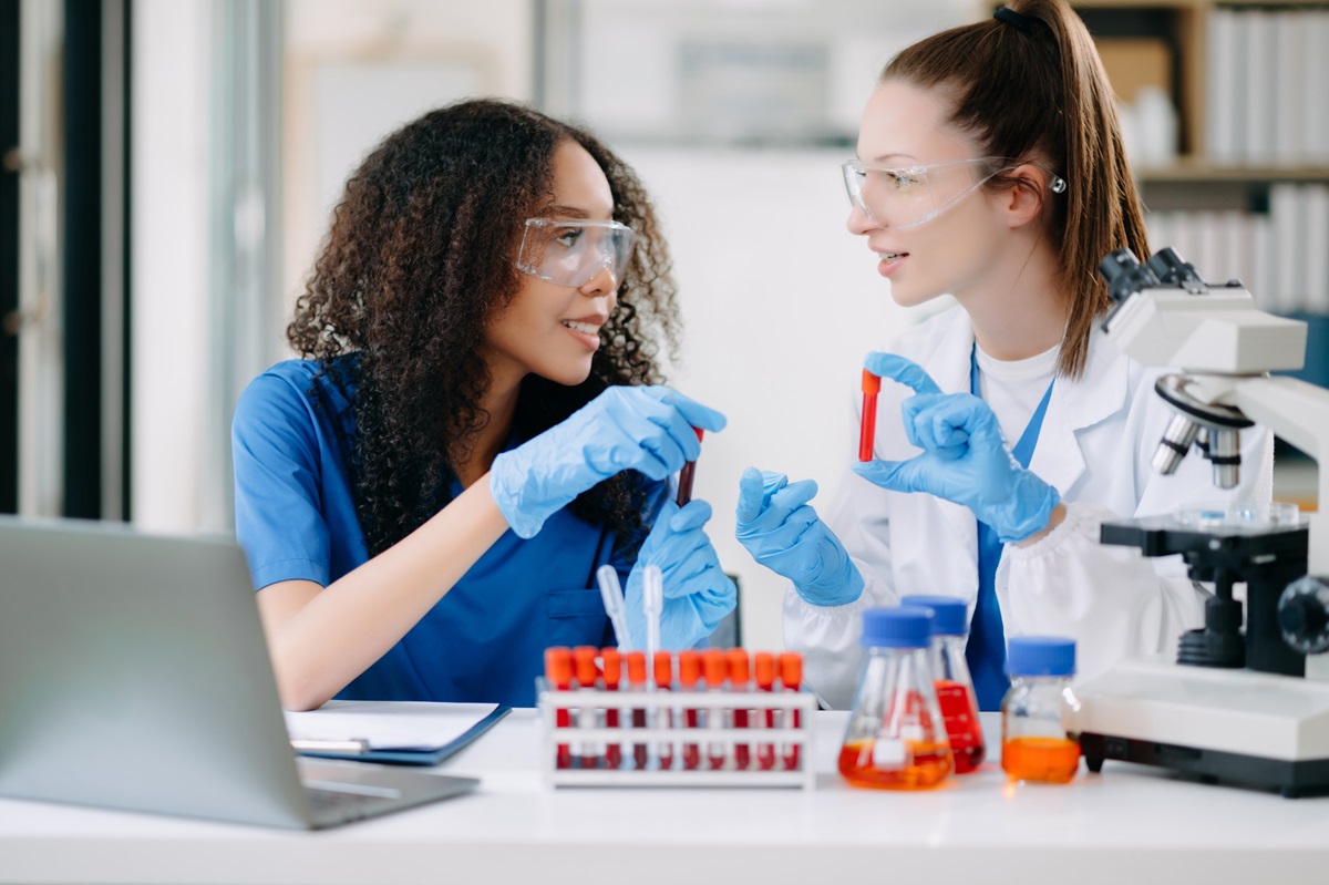 mujer y niña en la ciencia 