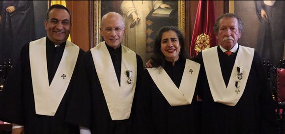 Los doctores Rafael Riveros y Gustavo Quintero reciben la máxima distinción de la universidad por su legado académico y médico al país
