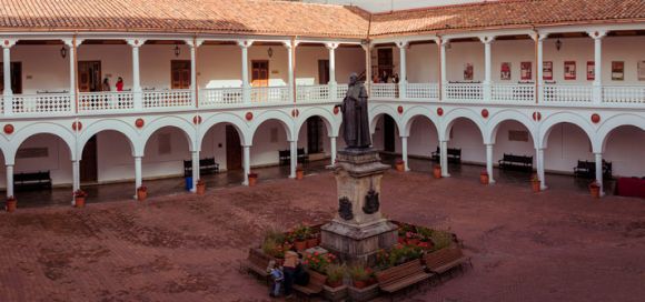 Rosaristas,  líderes de la rama judicial y víctimas de la toma y retoma al Palacio de Justicia son homenajeados por la comunidad universitaria.  